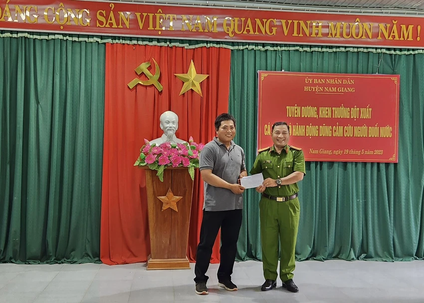 Đại diện công an trao quà cho anh Hội. Ảnh: TT Đại diện công an trao quà cho anh Hội. Ảnh: TT