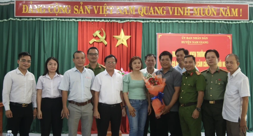 Lãnh đạo huyện Nam Giang chụp hình lưu niệm tại buổi lễ. Ảnh: TT Lãnh đạo huyện Nam Giang chụp hình lưu niệm tại buổi lễ. Ảnh: TT