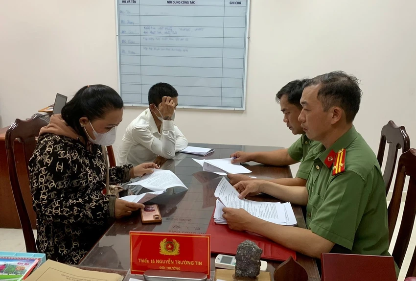 Hai người chuyển cuộc gọi đòi nợ đến đường dây nóng Bộ Công an. Ảnh: CA Hai người chuyển cuộc gọi đòi nợ đến đường dây nóng Bộ Công an. Ảnh: CA