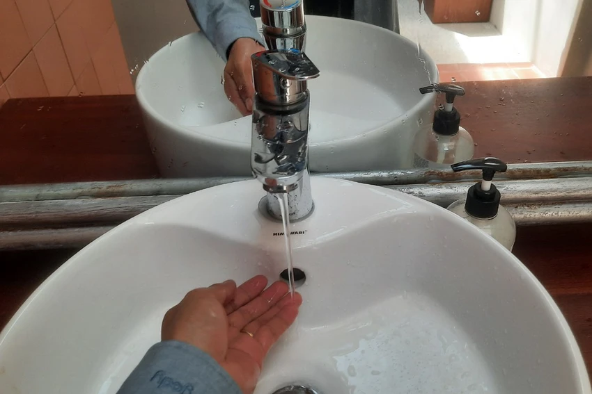 Nước sinh hoạt nhỏ giọt, có nơi bị ngắt hẳn ngay trung tâm TP Tam Kỳ. Ảnh: TN Nước sinh hoạt nhỏ giọt, có nơi bị ngắt hẳn ngay trung tâm TP Tam Kỳ. Ảnh: TN
