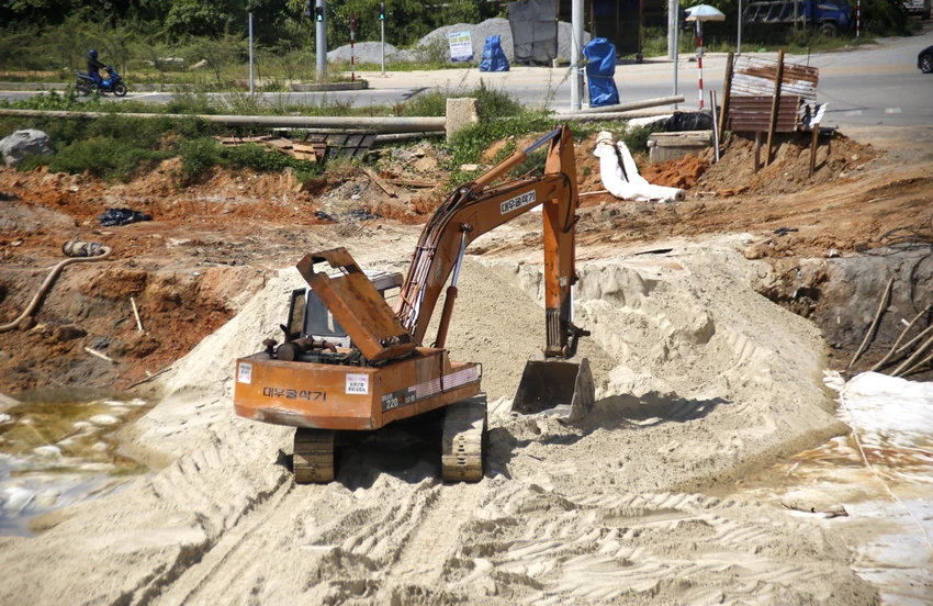 Lưa thưa xe cộ trên công trường. Ảnh: TN Lưa thưa xe cộ trên công trường. Ảnh: TN