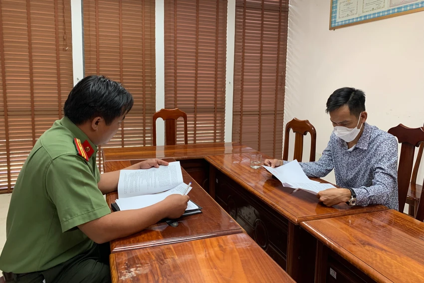 Ông R bị phạt 5,5 triệu đồng vì chia sẻ bài viết kèm thông tin sai sự thật. Ảnh: CA Ông R bị phạt 5,5 triệu đồng vì chia sẻ bài viết kèm thông tin sai sự thật. Ảnh: CA
