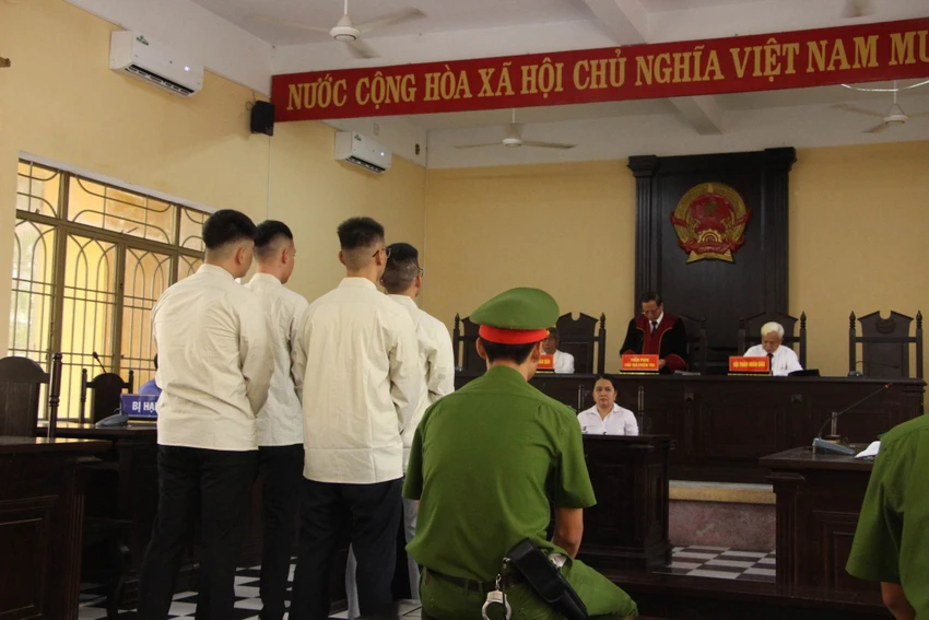 Các bị cáo tại phiên toà. Ảnh: TN Các bị cáo tại phiên toà. Ảnh: TN
