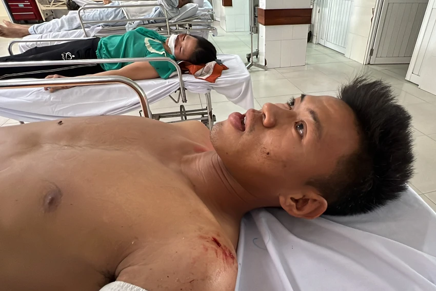 Cầu thủ Lương Quang Huy bị thương, đang điều trị tại Bệnh viện đa khoa tỉnh Quảng Nam. Ảnh: TN Cầu thủ Lương Quang Huy bị thương, đang điều trị tại Bệnh viện đa khoa tỉnh Quảng Nam. Ảnh: TN