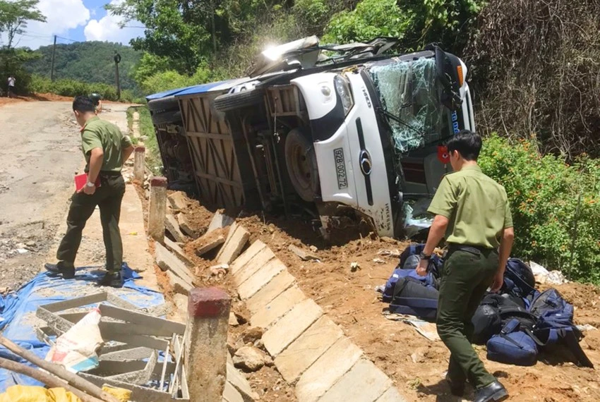 Chiếc ô tô chở đội bóng đá trẻ Quảng Nam gặp nạn trên đèo Vi Ô Lắc. Ảnh: CTV
