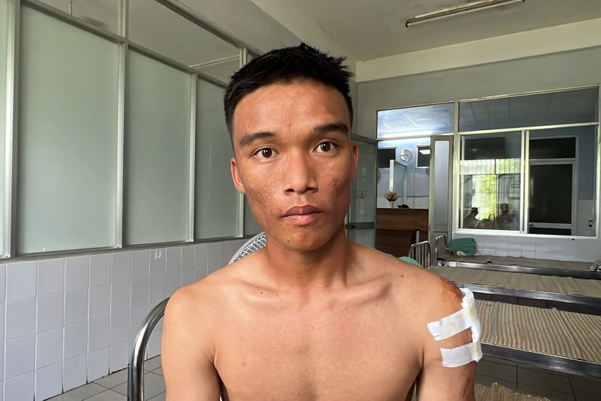 Cầu thủ Nguyễn Phi Hùng kể thời điểm xe gặp nạn. Ảnh: TN Cầu thủ Nguyễn Phi Hùng kể thời điểm xe gặp nạn. Ảnh: TN