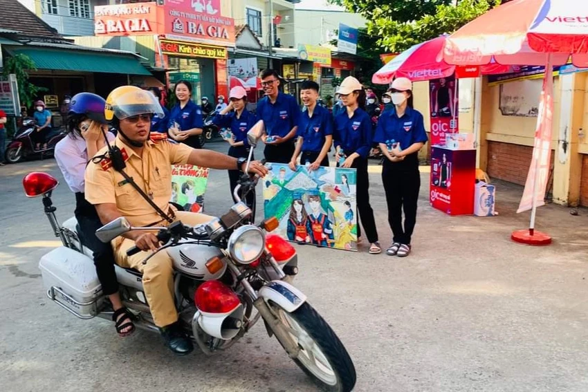CSGT dùng xe đặc chủng chở thí sinh về nhà lấy giấy tờ, quay lại điểm thi đúng giờ. Ảnh: CA