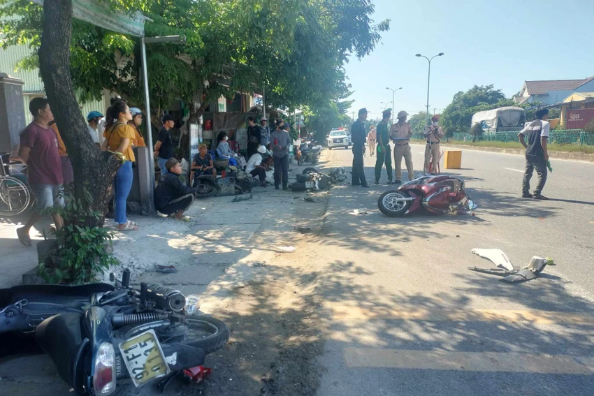 CSGT khám nghiệm hiện trường vụ tai nạn liên hoàn. Ảnh: TN CSGT khám nghiệm hiện trường vụ tai nạn liên hoàn. Ảnh: TN