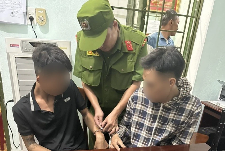 Nhóm thanh niên hẹn đánh nhau, chưa kịp đánh thì bị công an truy đuổi. Ảnh: TN Nhóm thanh niên hẹn đánh nhau, chưa kịp đánh thì bị công an truy đuổi. Ảnh: TN