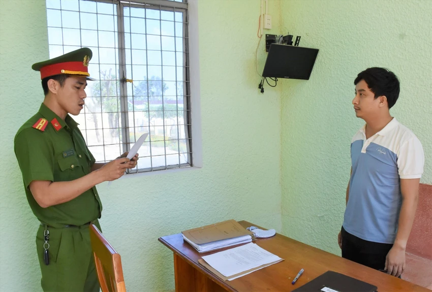 Cựu cán bộ địa chính xã Duy Trung Nguyễn Như Nhân bị khởi tố tội lừa đảo chiếm đoạt tài sản. Ảnh: CA Cựu cán bộ địa chính xã Duy Trung Nguyễn Như Nhân bị khởi tố tội lừa đảo chiếm đoạt tài sản. Ảnh: CA