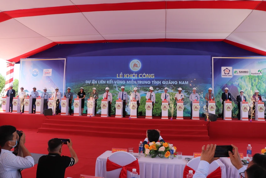 Lãnh đạo tỉnh Quảng Nam bấm nút khởi công dự án. Ảnh: TN Lãnh đạo tỉnh Quảng Nam bấm nút khởi công dự án. Ảnh: TN