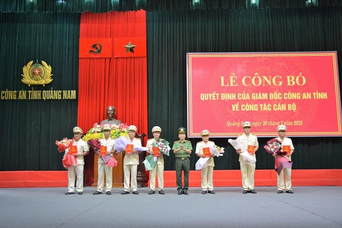 Giám đốc Công an tỉnh Quảng Nam Nguyễn Đức Dũng trao bảy quyết định điều động nhân sự chủ chốt của công an các đơn vị, địa phương. Ảnh: CA
