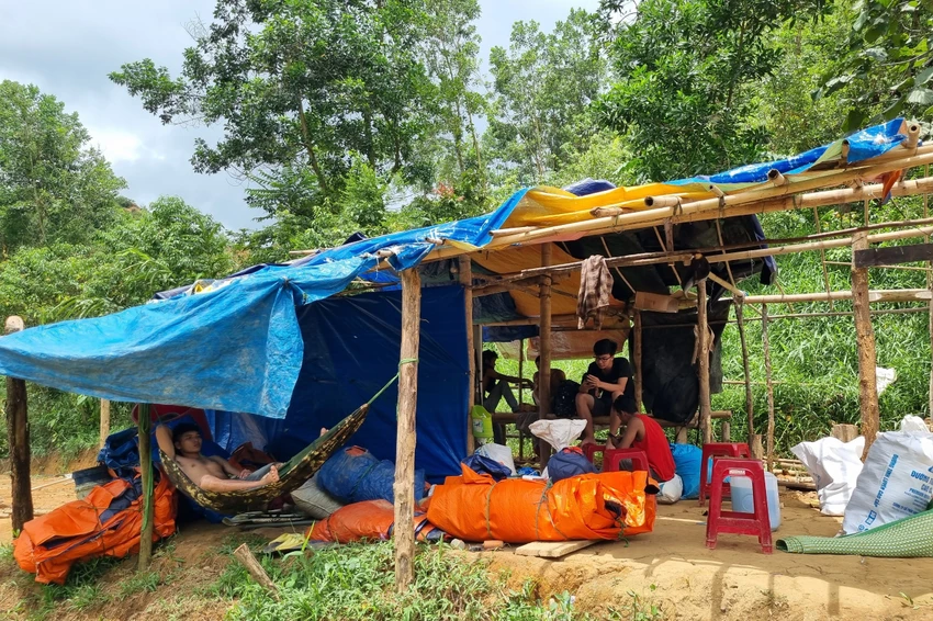 Nghe “động”, những người này dọn dẹp lán trại. Ảnh: TN Nghe “động”, những người này dọn dẹp lán trại. Ảnh: TN