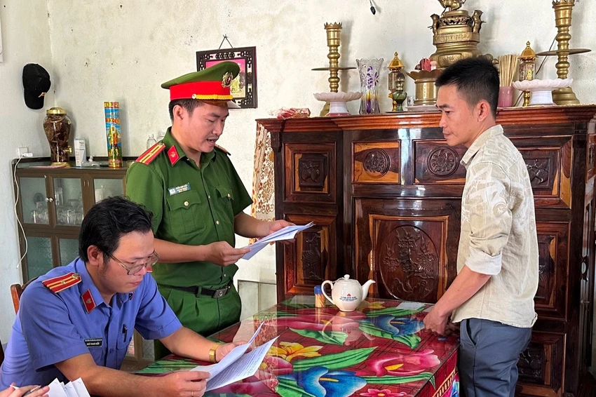 Công an tống đạt các quyết định đối với Nguyễn Lê Ninh. Ảnh: CA Công an tống đạt các quyết định đối với Nguyễn Lê Ninh. Ảnh: CA