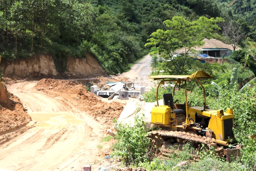 Tuyến đường đang trong giai đoạn thi công nhưng vắng bóng phương tiện, công nhân. Ảnh: TN