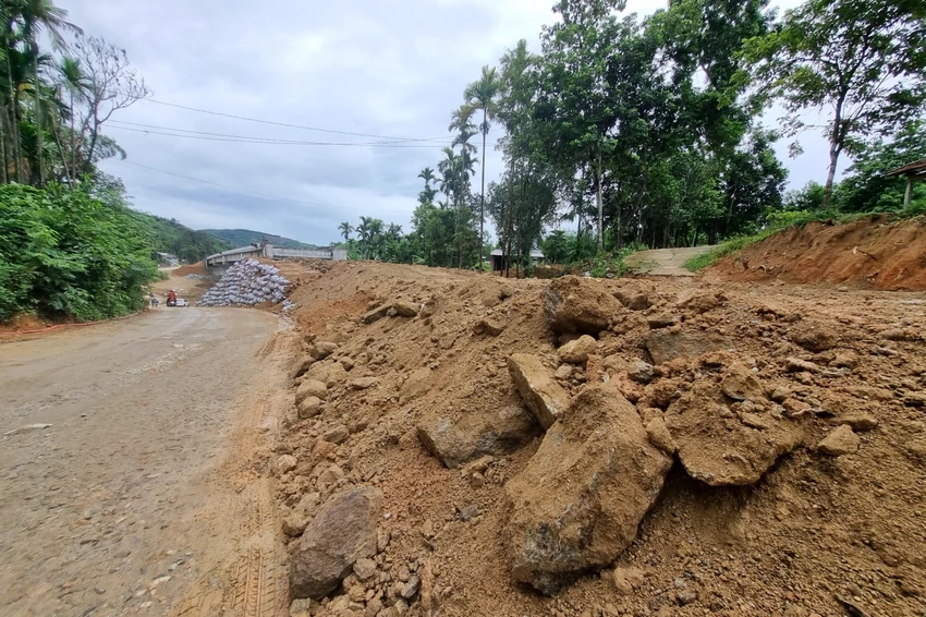 Nhiều tảng đá to xen lẫn đất đắp đường dẫn. Ảnh: TN Nhiều tảng đá to xen lẫn đất đắp đường dẫn. Ảnh: TN