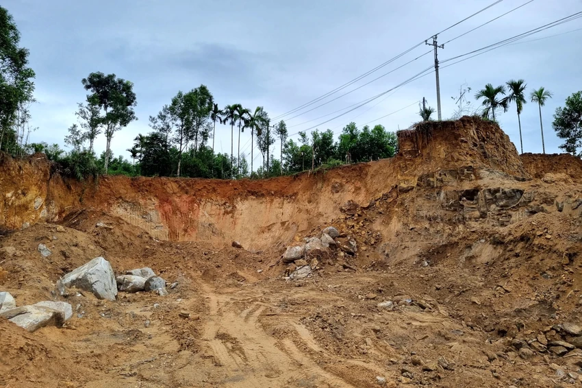 Khu đất nhà bà Xuyến được hạ cốt, mang đất ra khỏi hiện trường. Ảnh: TN Khu đất nhà bà Xuyến được hạ cốt, mang đất ra khỏi hiện trường. Ảnh: TN