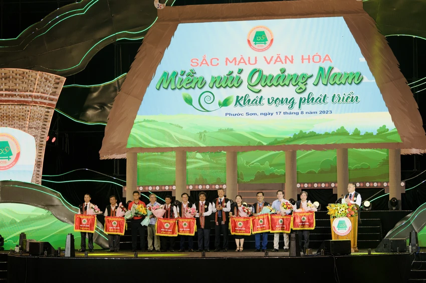 Đại diện các đơn vị nhận cờ lưu niệm từ ban tổ chức. Ảnh: TN Đại diện các đơn vị nhận cờ lưu niệm từ ban tổ chức. Ảnh: TN