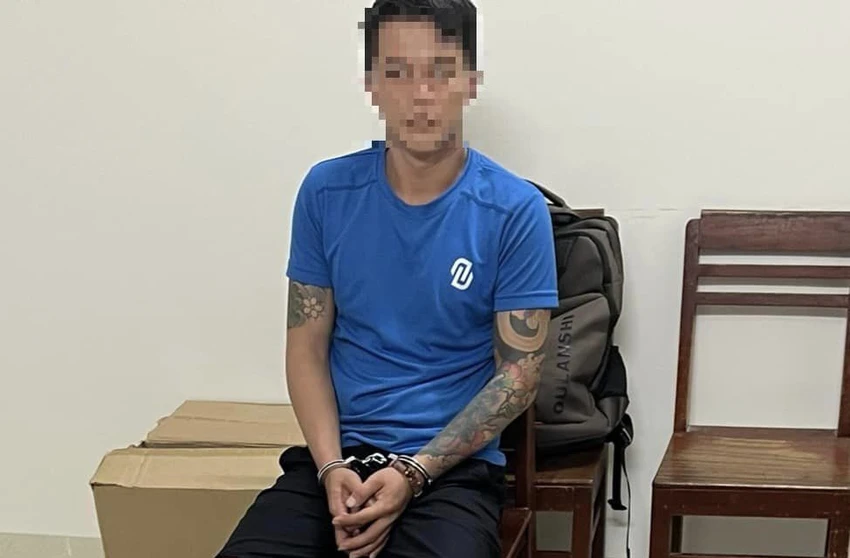 Thanh niên bị bắt vì tàng trữ ma tuý, vũ khí. Ảnh: CA Thanh niên bị bắt vì tàng trữ ma tuý, vũ khí. Ảnh: CA