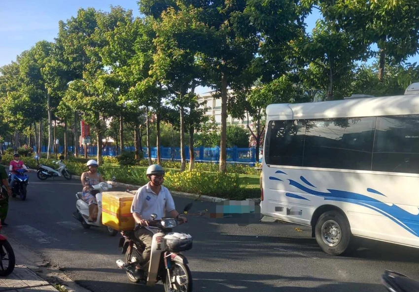 Hiện trường vụ người đàn ông lao vào xe khách tự tử. Ảnh: TN Hiện trường vụ người đàn ông lao vào xe khách tự tử. Ảnh: TN