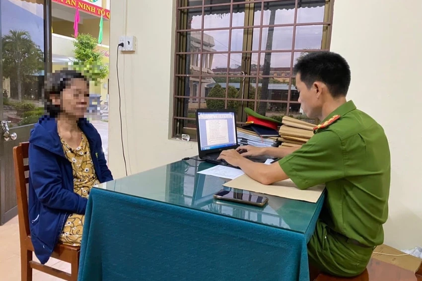 Nữ bị can trốn truy nã suốt 31 năm ra đầu thú. Ảnh: CA Nữ bị can trốn truy nã suốt 31 năm ra đầu thú. Ảnh: CA