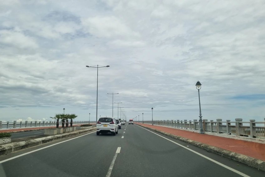 Chỉ trong một ngày, ba người nhảy cầu Cửa Đại. Ảnh: TN Chỉ trong một ngày, ba người nhảy cầu Cửa Đại. Ảnh: TN