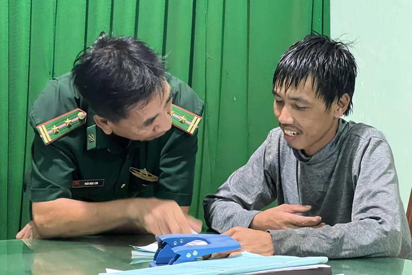 Bộ đội Biên phòng làm việc, động viên ngư dân. Ảnh: NT Bộ đội Biên phòng làm việc, động viên ngư dân. Ảnh: NT