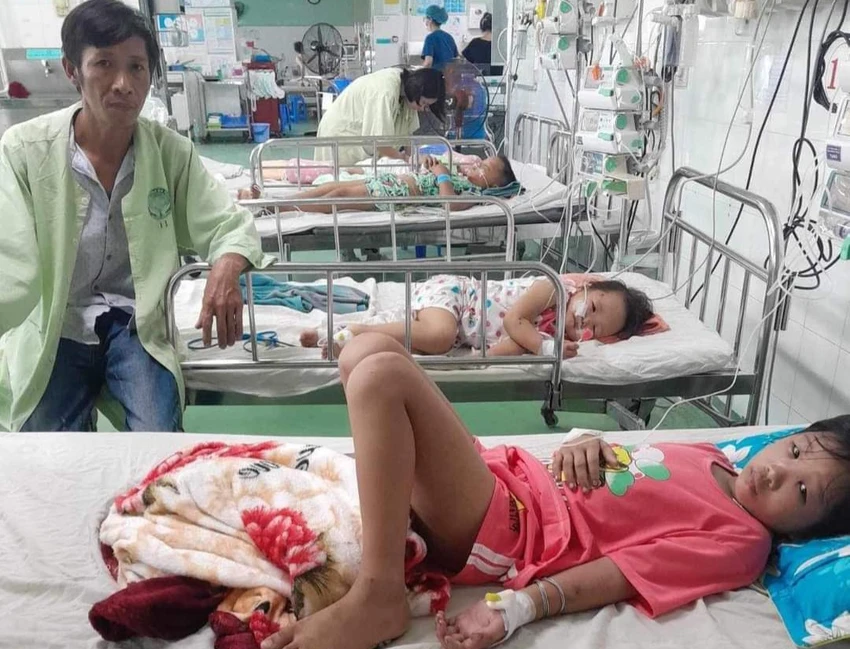 Bốn mẹ con chị L bị ong vò vẽ đốt nhập viện. Ảnh: FB Đinh Thanh Kỳ Bốn mẹ con chị L bị ong vò vẽ đốt nhập viện. Ảnh: FB Đinh Thanh Kỳ