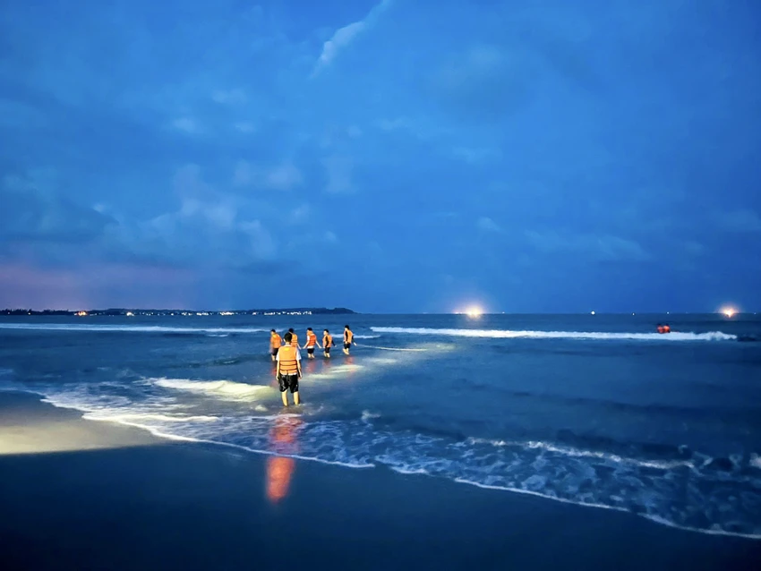 Người cha gục ngã khi con trai đuối nước ảnh 1 Người cha gục ngã khi con trai đuối nước ảnh 1