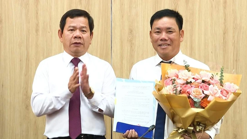 Chủ tịch UBND tỉnh Quảng Ngãi Đặng Văn Minh trao quyết định, tặng hoa chúc mừng tân Giám đốc Sở Kế hoạch và Đầu tư Nguyễn Văn Trọng. Ảnh: CTV Chủ tịch UBND tỉnh Quảng Ngãi Đặng Văn Minh trao quyết định, tặng hoa chúc mừng tân Giám đốc Sở Kế hoạch và Đầu tư Nguyễn Văn Trọng. Ảnh: CTV