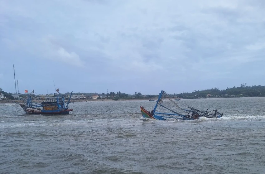 Tàu ngư dân bị chìm