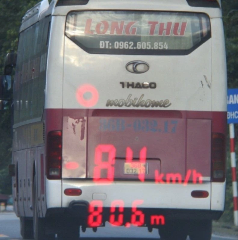 csgt-mua-com-phuc-vu-hanh-khach-tren-xe-vi-pham-4-7264-1208.jpg