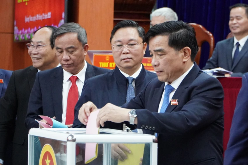 Phó Bí thư Thường trực Tỉnh ủy Lê Văn Dũng (đang bỏ phiếu) được Bộ Chính trị phân công điều hành Đảng bộ tỉnh Quảng Nam