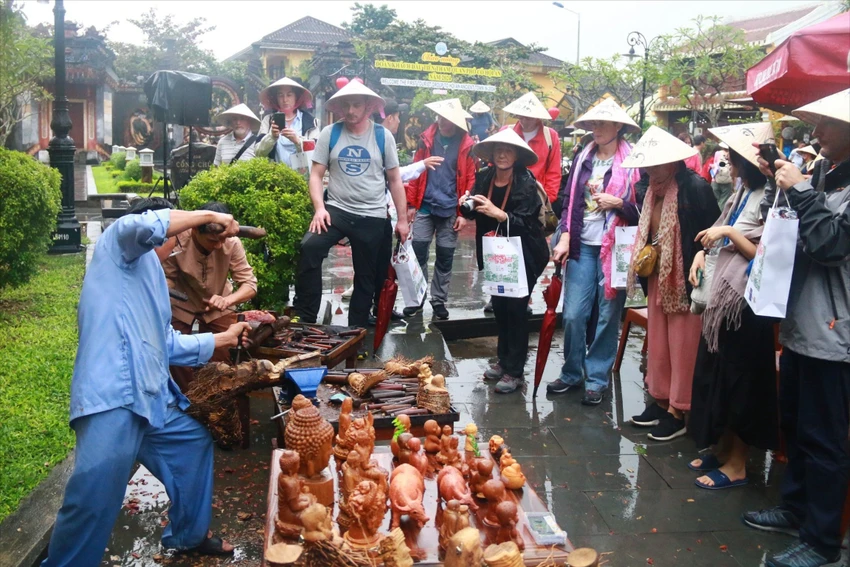 hoi-an-don-doan-khach-quoc-te-den-xong-dat-10-4520-8293.jpg