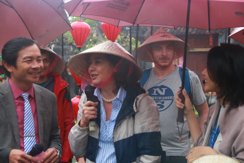 hoi-an-don-doan-khach-quoc-te-den-xong-dat-2-2530.jpg
