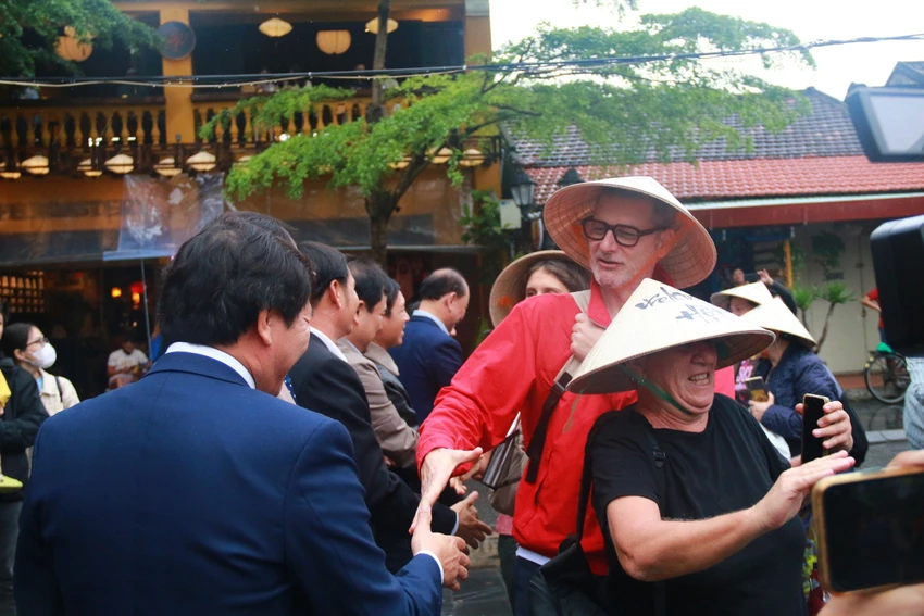 hoi-an-don-doan-khach-quoc-te-den-xong-dat-5-6161.jpg