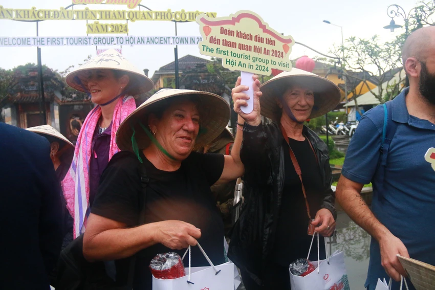 hoi-an-don-doan-khach-quoc-te-den-xong-dat-8-6857.jpg