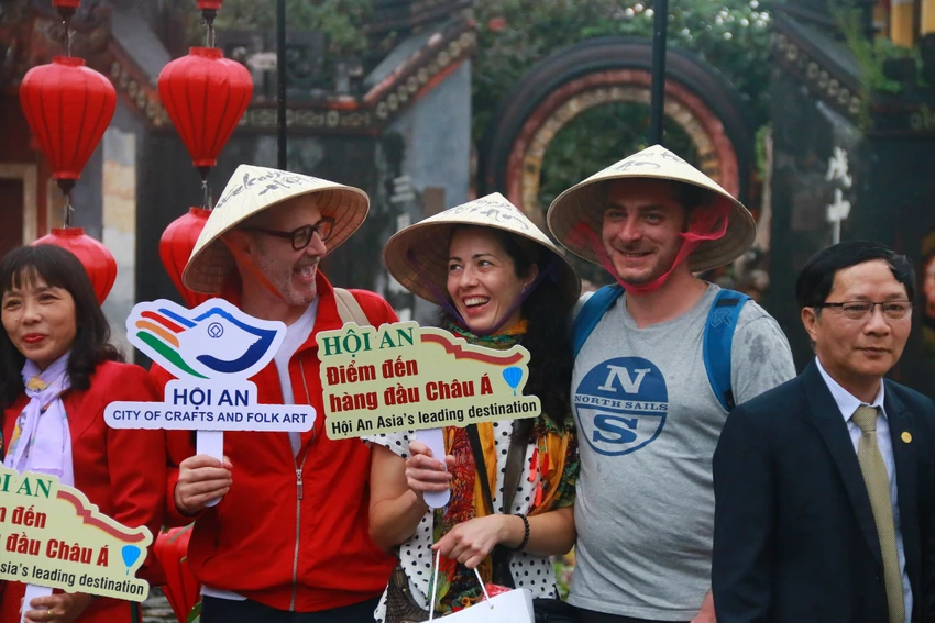 hoi-an-don-doan-khach-quoc-te-den-xong-dat-9-2077.jpg