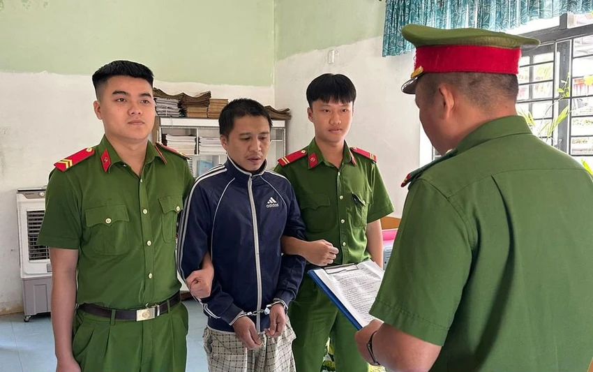 Sỹ bị bắt vì cầm dao doạ cha, chém chú gây thương tích. Ảnh: CA