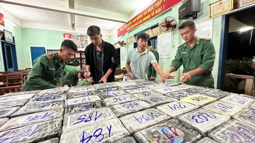 Lực lượng chức năng thu giữ gần 300kg nghi ma tuý trôi vào bờ biển tỉnh Quảng Ngãi. Ảnh: BĐBP