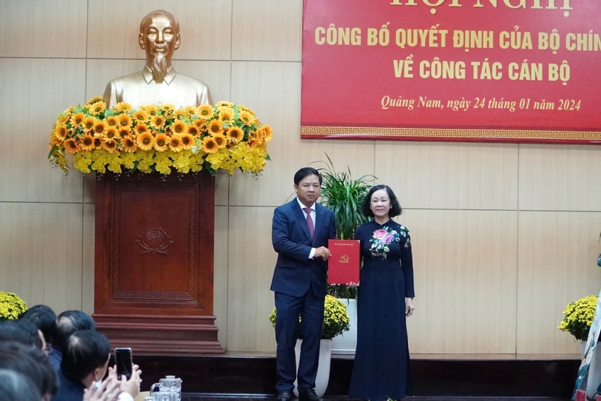 Thường trực Ban Bí thư trao quyết định cho ông Lương Nguyễn Minh Triết. Ảnh: TN