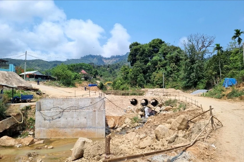 Nhà thầu thi công ì ạch, vắng hoe bóng dáng công nhân tại các tuyến đường. Ảnh: THANH NHẬT