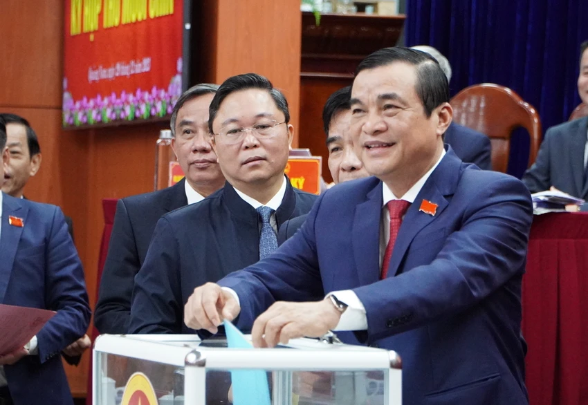 Miễn nhiệm chủ tịch HĐND tỉnh Quảng Nam đối với ông Phan Việt Cường (đang bỏ phiếu). Ảnh: TN