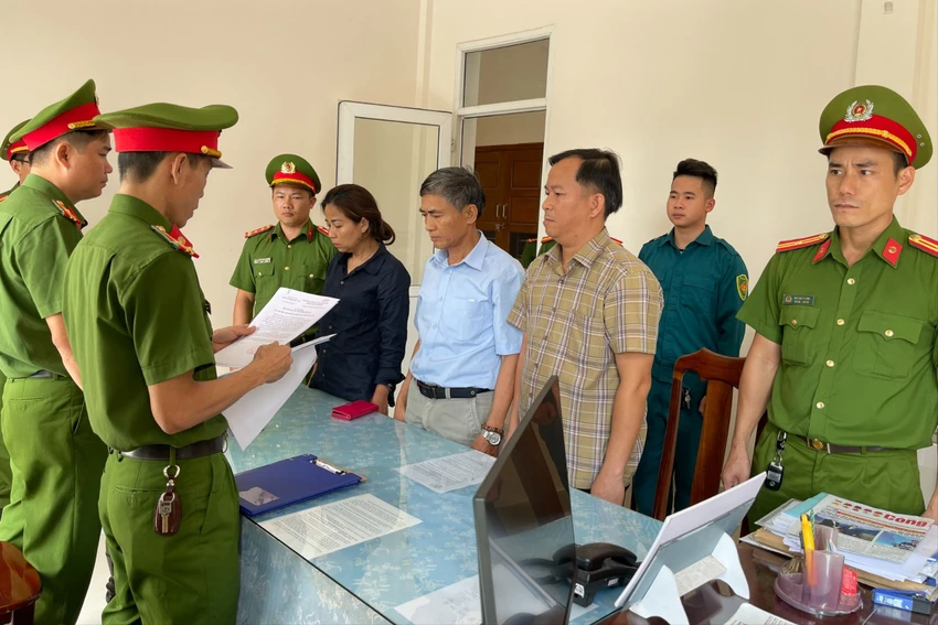 Ba người là nguyên trưởng phòng GD-ĐT ở Quảng Nam bị bắt về tội Nhận hối lộ. Ảnh: CA