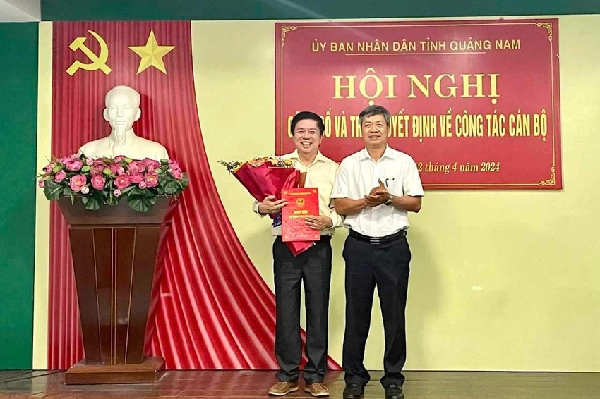 Phó Chủ tịch UBND tỉnh Quảng Nam Hồ Quang Bửu (người được phân công điều hành UBND tỉnh) trao quyết định bổ nhiệm Giám đốc Sở Ngoại vụ cho ông Đặng Bá Dự. Ảnh: TN