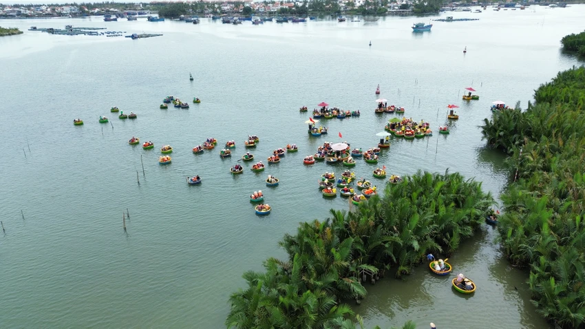 Hơn 100 doanh nghiệp cùng tham gia kích cầu du lịch Quảng Nam. Ảnh: TN