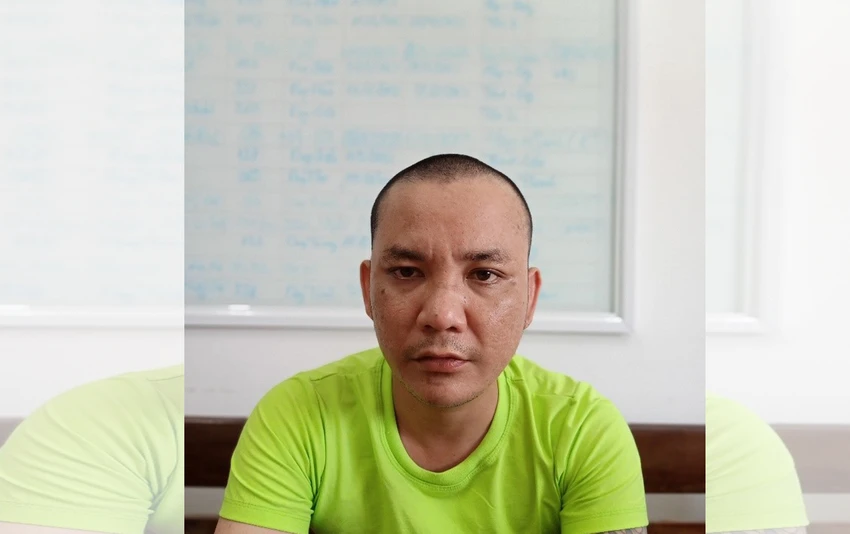 Thanh niên vào cửa hàng cướp điện thoại, bị chủ cửa hàng tóm gọn. Ảnh: CA