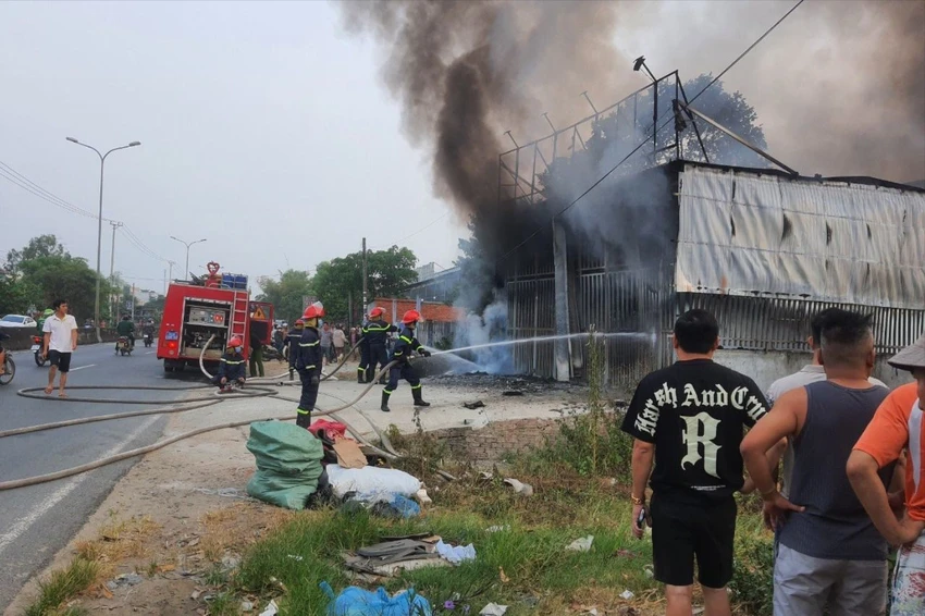 Tám người thoát khỏi đám cháy trước khi ngọn lửa bao trùm cả cửa hàng nội thất ô tô Quang Bình. Ảnh: TN