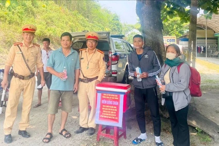 csgt-phat-nuoc-cho-nguoi-dan-ve-que-nghi-le-4.jpeg