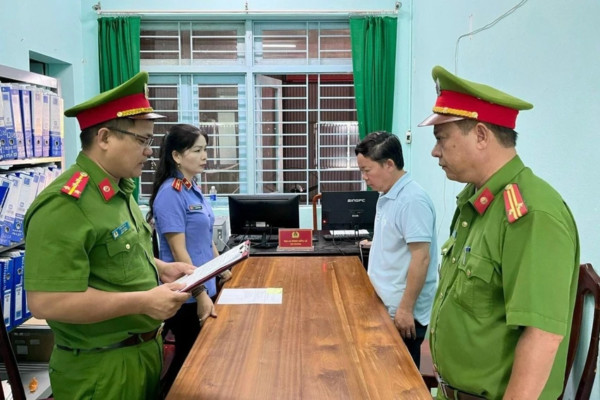 Tổng Giám đốc Công ty CP Tài chính và Phát triển Năng lượng Lê Quang Hào bị bắt. Ảnh: CA